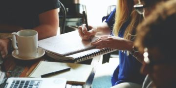 rosnijwsile.pl Dziewięć kłamstw o pracy o których każdy pracownik i lider musi wiedzieć