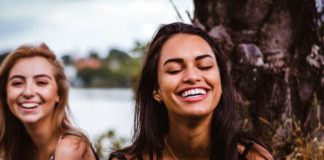 rosnijwsile.pl Co robią najszczęśliwsi ludzie? 12 działań budujących szczęście
