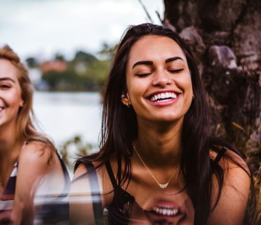 rosnijwsile.pl Co robią najszczęśliwsi ludzie? 12 działań budujących szczęście