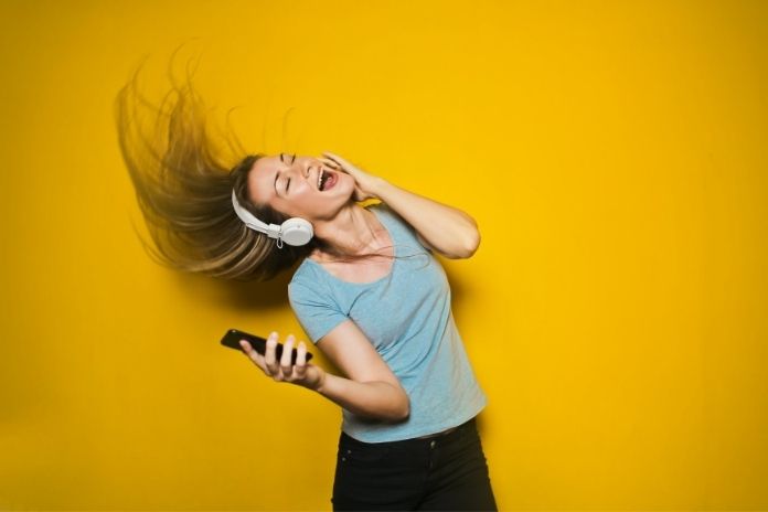 Co się dzieje w głowie, gdy słuchasz muzyki? Jak muzyka wpływa na mózg?