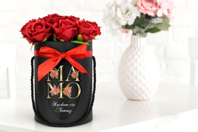 Flower box ze sztucznymi różami na prezent na Dzień Matki