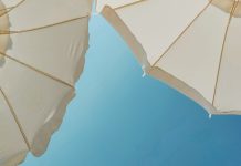 Duży parasol ogrodowy