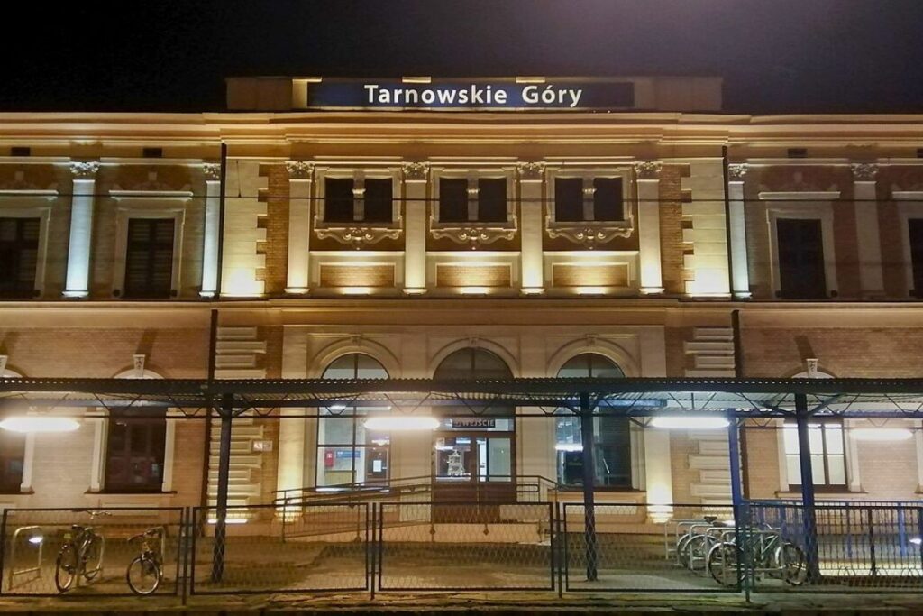 Tarnowskie Góry - Dworzec - Gabriel Wilk, CC BY-SA 4.0 <https://creativecommons.org/licenses/by-sa/4.0>, via Wikimedia Commons